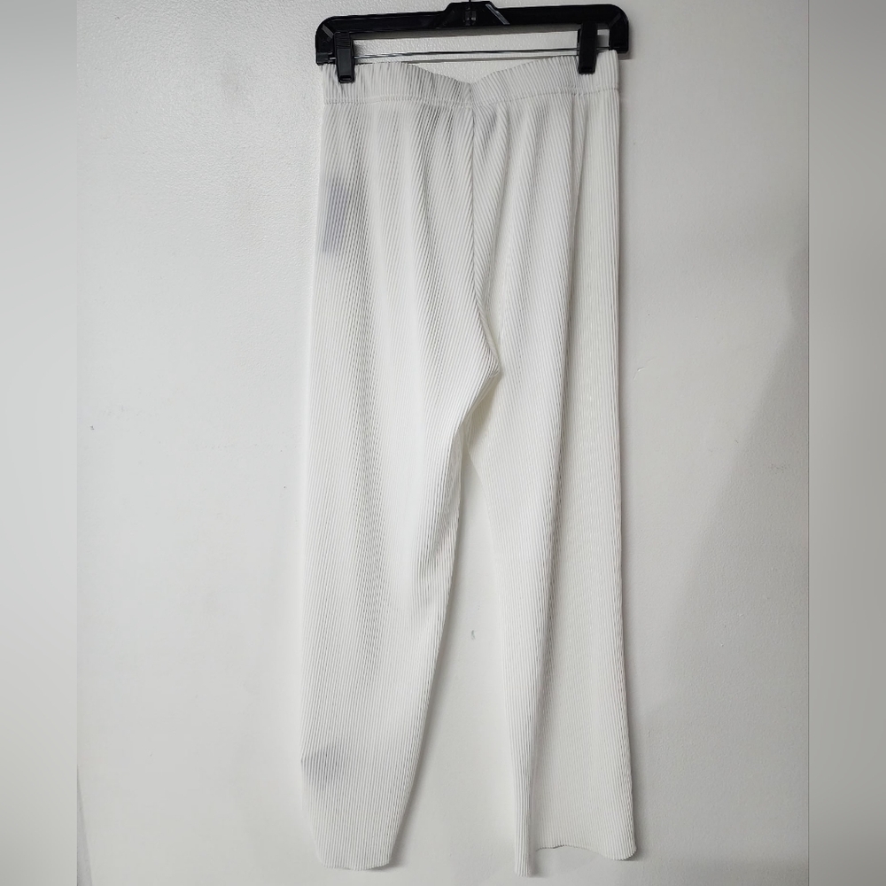 White Ribbed Plisse Pants - Picture 2 of 3